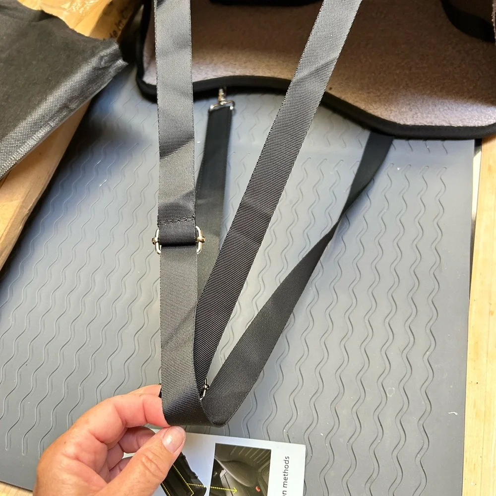 Deluxe Black Dog Console Car Seat Armrest
